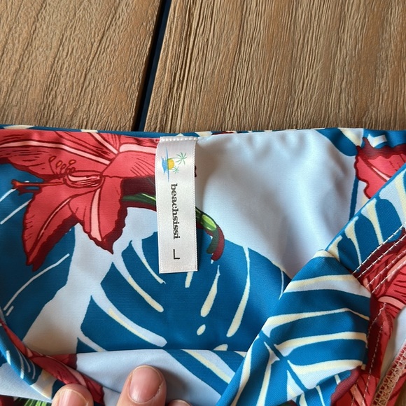 Bikini - Picture 3 of 8